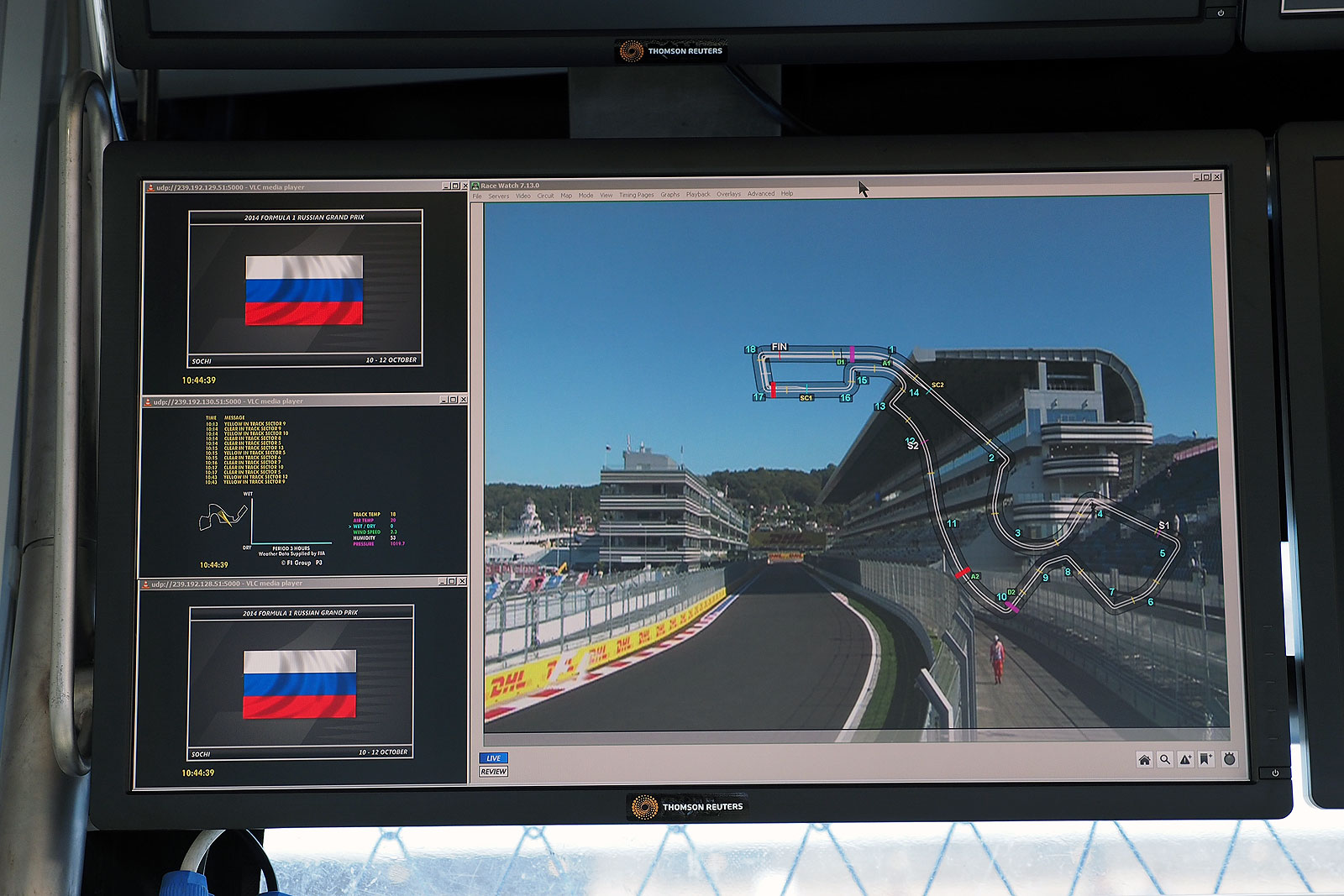 F1リアルスコープ】エンジニアたちが見詰めるピットウォールのモニター 