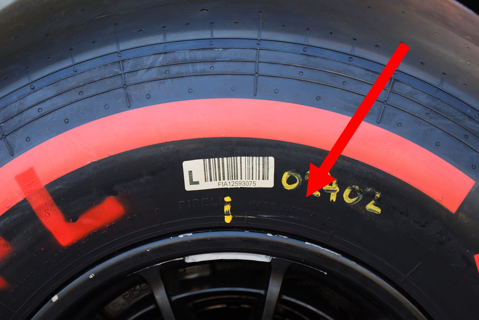 【バルセロナ合同テスト】ピレリのロゴなし黒いタイヤ