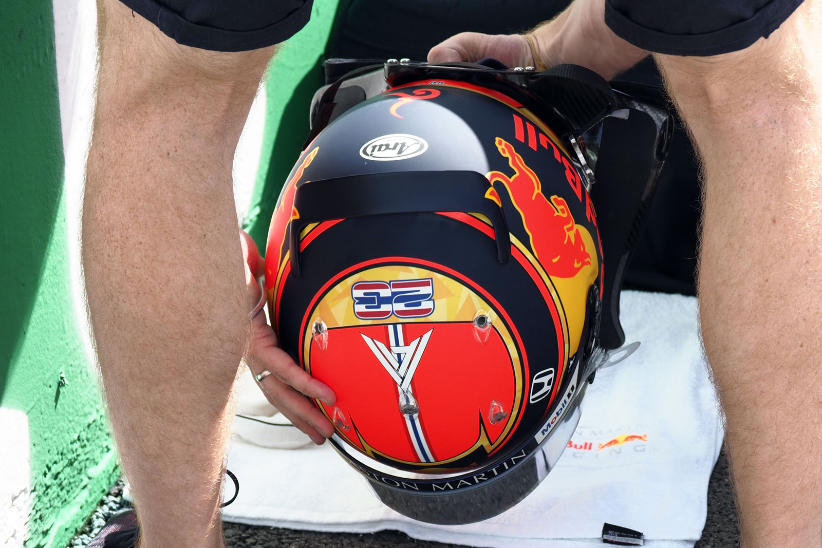 F1 アレクサンダー・アルボン 2019 レッドブルホンダ ヘルメット 日本限定 アレクサンダー・アルボン 2019 レッドブルホンダ