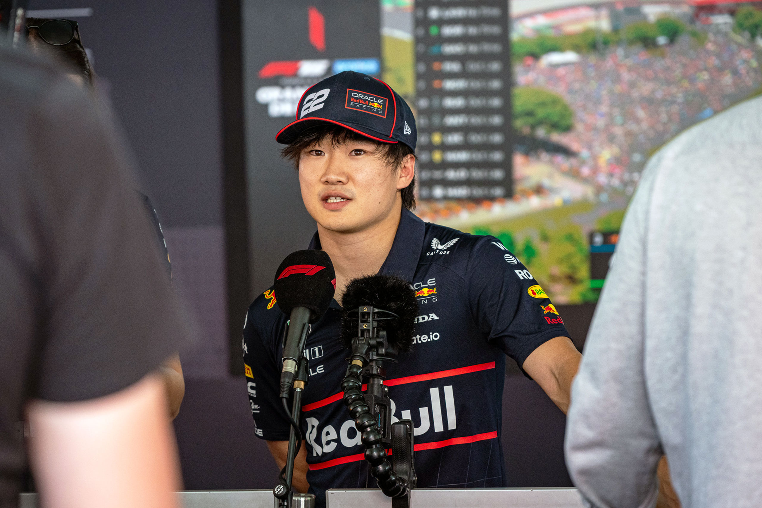F1ドライバー 角田裕毅オフィシャル上下セットSスウェット レディース ブルー ギャラリー】角田裕毅のオフィシャルグッズが登場！ ”紅葉ロゴ