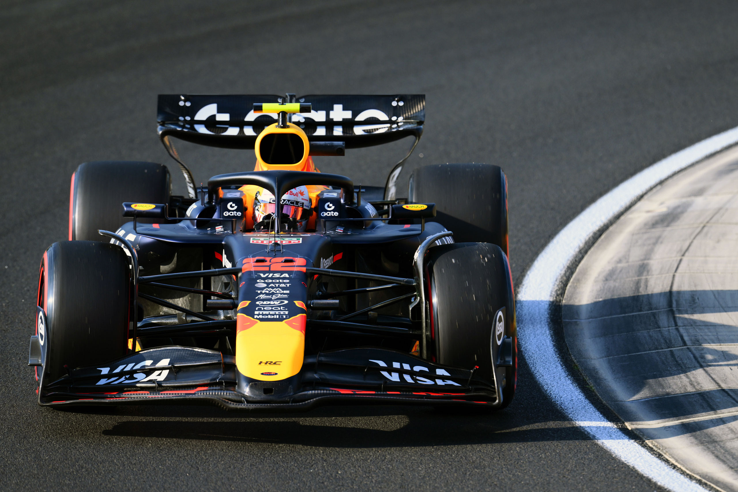 金曜】角田裕毅、フェルスタッペンと“同じ仕様”のマシンで勝利